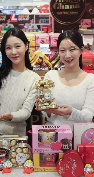 지난 6일 이마트 용산점에서 모델들이 '발렌타인 데이 기획 상품'을 소개하고 있다. 이마트 제공